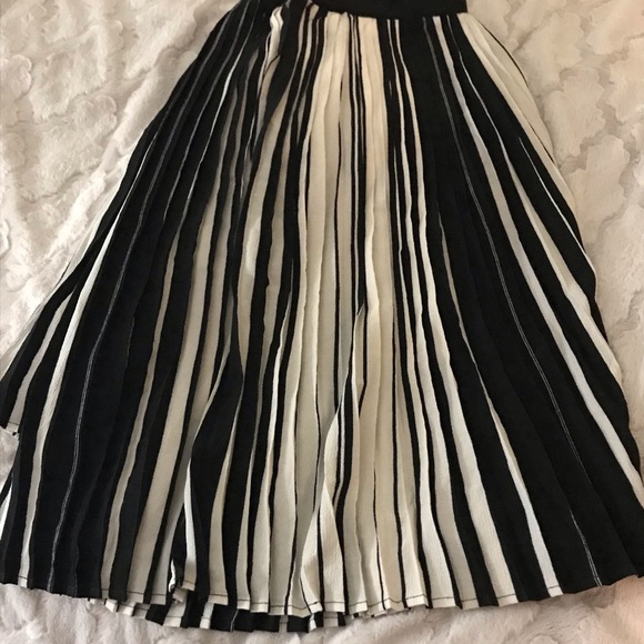 Adrianna Papell Dresses & Skirts - NWT Adrianna Papell black-and-white pleat skirt